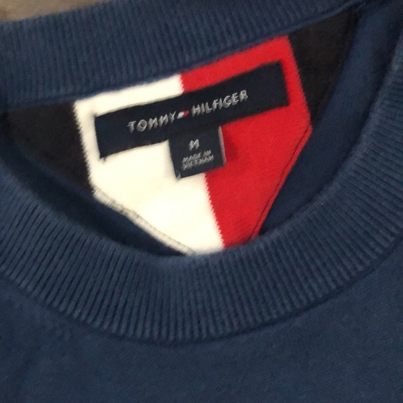 SOLD Tommy Hilfiger Men’s sweater & T-Shirts lot size small - Picture 10 of 11